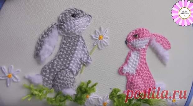 Милые зайки. Интересная техника для объемной вышивки - Домоводство - медиаплатформа МирТесен Умея рукодельничать можно и уже готовые заурядные вещи превратить в уникальные. Youtube | Malina GM Embroidery Например, вот такие милые объемные зайки могут как стать самостоятельной картинкой, так и украсить собой, например, одежду или любую другую вещь. А между тем, чтобы сделать эту