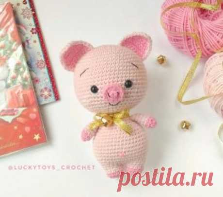 Поросёнок, маленький Хрю!
Автор Виктория Митрофанова [club142783336|@luckytoys_crochet] 
Ноги (2 шт) 
Ярко розовым цветом 
1 ряд: 6 сбн в кольцо амигуруми 
2 ряд: пр*6 раз (12) 
3 ряд: 12 сбн 
Меняем цвет на светло розовый 
4 ряд: 12 сбн 
5 ряд: (3 сбн, пр)*3 раза (15) 
У первой ноги нить обрезать, спрятать. У второй оставить. Продолжаем вязание 
 
Туловище 
6 ряд: вяжем 15 сбн по первой ноге, затем 15 сбн по второй (30) 
7 ряд: 30 сбн 
8 ряд: (4 сбн, пр)*6 раз (36) 
9 ряд...