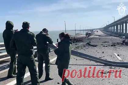 Бывший генерал ФСБ описал способ подрыва грузовика на Крымском мосту. Подрыв грузовика на Крымском мосту могли организовать с помощью радиоканала, но не по таймеру. Об этом заявил генерал-майор ФСБ России в отставке Александр Михайлов, его цитирует РИА Новости. «Возможно, это было совершено с помощью какого-то радиоканала», — сказал экс-генерал ФСБ.