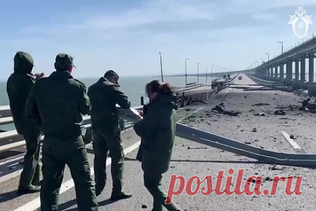 Бывший генерал ФСБ описал способ подрыва грузовика на Крымском мосту. Подрыв грузовика на Крымском мосту могли организовать с помощью радиоканала, но не по таймеру. Об этом заявил генерал-майор ФСБ России в отставке Александр Михайлов, его цитирует РИА Новости. «Возможно, это было совершено с помощью какого-то радиоканала», — сказал экс-генерал ФСБ.