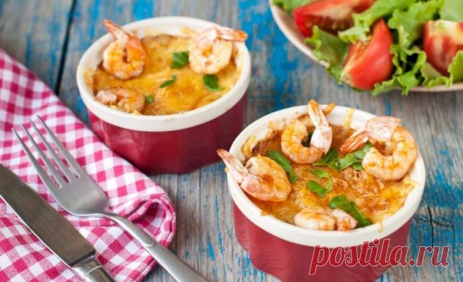 Жульен с креветками рецепт с креветками Жульен – традиционное блюдо французской кухни. Жульен подаётся небольшими порциями, такими порциями можно побаловать себя и не пресытиться. Гармония нежных креветок, сыра и сливок – одно из самых