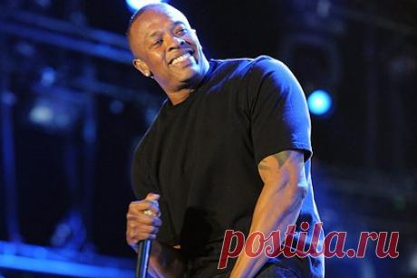 Популярный рэпер решил избавиться от виллы в США. Американский рэпер Доктор Дре (настоящее имя — Андре Янг) решил избавиться от дома в США, который покупал для отдыха. Популярный хип-хоп исполнитель выставил на продажу особняк в калифорнийском городе Малибу. Речь идет об особняке, площадь которого составляет более 835 квадратных метров.