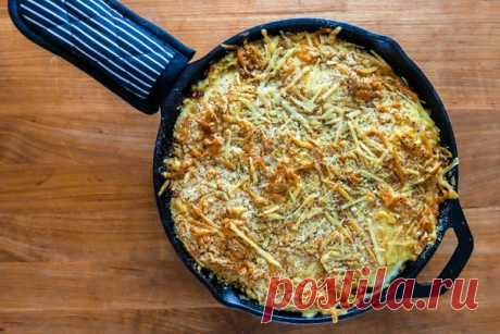 Запеченные в сковороде яйца с сыром