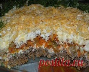 САЛАТ С КУРИНОЙ ПЕЧЕНЬЮ 
ИНГРЕДИЕНТЫ:
● 300-400гр.куриной печени,
● 2-3 соленых огурчика,
● 2 крупных луковицы,
● 2 крупных моркови,
● 3 яйца,
● 50гр.сыра,
● укроп,
● 2-3 зубчика чеснока,
● майонез.
ПРИГОТОВЛЕНИЕ:
1 слой - отварная печень (на крупной терке),
2 слой-огурчики на крупной терке,
3 слой-морковь (на крупной терке), обжаренная с луком, посыпать слой чесноком(через пресс),
4слой -яйца (на крупной терке),
5 слой - посыпать сыром и по кругу -зеленью.
Между слоями сделать майонезную сето