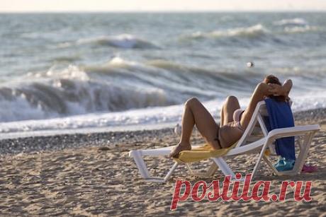 Россиян предупредили о неочевидной опасности купания в море после шторма. После шторма, подобного тому, который наблюдался в районе города Туапсе, в воде может появиться кишечная палочка, а также другие болезнетворные бактерии. В связи с этим купаться в море сразу после таких природных катаклизмов не стоит, заявил кандидат медицинских наук Александр Созыкин.