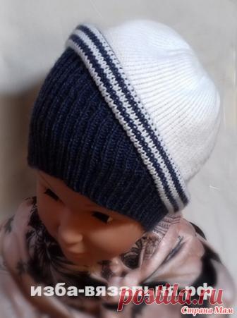 . Асимметричная морская шапочка Шапочка в морском стиле. Такие универсальные изделия подходят к любой одежде, но все-таки это не лыжная шапочка, хотя и выполнена в облегающем варианте  Можно вязать в однотонном варианте.