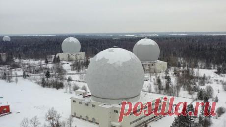 Узда для агрессора: 50 лет назад превентивный удар по России лишили смысла Эксклюзивный репортаж из Оленегорска, где пятьдесят лет назад появилась станция системы предупреждения о ракетном нападении. Американцы называли эти объекты "курятниками", но именно эти "курятники" планы США по нанесению ударов по 40 тысячам целям на нашей территории не оставили бы без ответа.