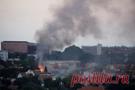 Израильская армия сообщила о проникновении террористов из Газы. Неопределенное число террористов проникло из сектора Газа в приграничные районы Израиля на фоне массированного ракетного обстрела со стороны анклава. Об этом сообщила пресс-служба Армии обороны Израиля (ЦАХАЛ). Жителям приграничных населенных пунктов рекомендовано не выходить из домов и держаться вблизи бомбоубежищ.