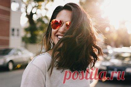 Раскрыта связь между прической девушки и ее характером. Американская телезвезда и стилист Кэролайн Брукс раскрыла связь между прической девушки и ее характером. Так, эксперт рассказала, что те, кто выбирает более расслабленные укладки, находятся в гармонии с собой. В то же время боковые пряди, собранные на макушке, олицетворяют непринужденность.