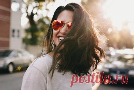 Раскрыта связь между прической девушки и ее характером. Американская телезвезда и стилист Кэролайн Брукс раскрыла связь между прической девушки и ее характером. Так, эксперт рассказала, что те, кто выбирает более расслабленные укладки, находятся в гармонии с собой. В то же время боковые пряди, собранные на макушке, олицетворяют непринужденность.