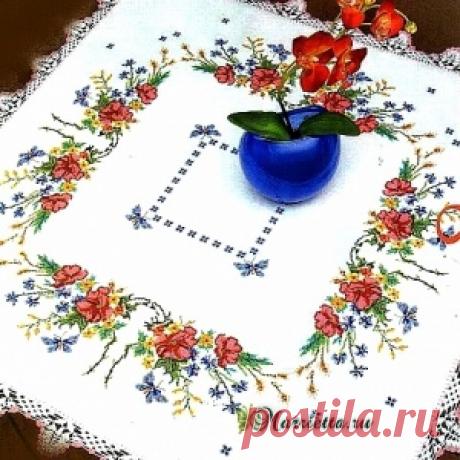 Цветы и бабочки на скатерти