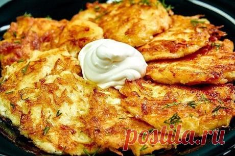 Драники 
 
ИНГРЕДИЕНТЫ 
картофель 6 шт. 
яйца куриные 1 шт. 
мука 2 ч.л. 
сметана 150 г 
специи по вкусу 
укроп для подачи 
соль по вкусу 
масло растительное для жарки 
лимонный сок 2 ч.л. 
 
ПРОЦЕСС ПРИГОТОВЛЕНИЯ 
Если в приготовлении драников не мудрить и не делать лишнего, хороший результат гарантирован! Все предельно просто: натереть картофель, хорошо его отжать, добавить яйцо, муку и жарить драники на умеренном огне, чтобы они успевали не только приобрести золотистую ...