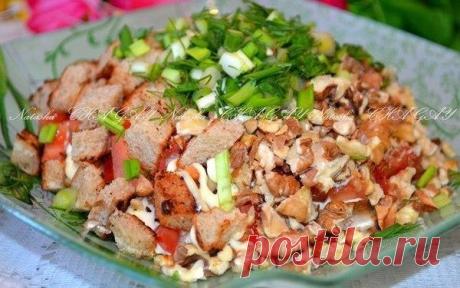 Салат "Альпийский" с курицей и грецкими орехами

Для приготовления вам потребуется:
150 г копченого или жареного куриного мяса;
2 помидора;
горсть жареных грецких орехов;
зелень любая по вкусу;
сухарики 2 горсти;
майонез или сметана;
соль и перец черный молотый.

Мясо порезать мелким кубиком. Помидоры порезать кубиком.
Порезать зелень.
Сухарики можно приготовить самим, а можно использовать и покупные. Для приготовления самодельных сухариков порезать хлеб кубиками и подсуши...