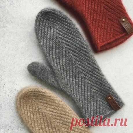 Красивые варежки спицами Узор состоит из параллельных линий, связанных лицевыми петлями на изнаночной глади, которые сходятся относительно центра варежек с лицевой стороны. Большие пальцы рук связаны простой лицевой гладью. Традиционная резинка, с которой начинаются варежки в этом варианте отсутствует.Зигзаг -...