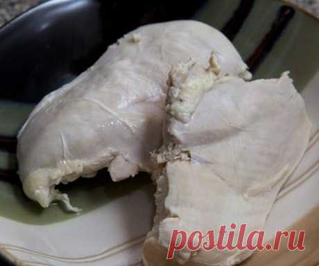 Салат из свежей капусты с курицей.