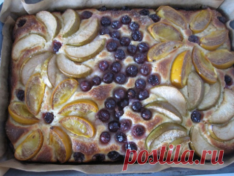 Нарядный дрожжевой пирог с фруктами