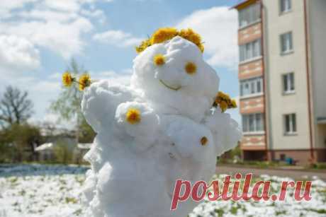 Майская снежная баба в венке из одуванчиков... Теперь вы видели все))))