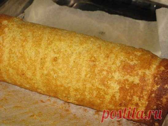 Рулетик к чаю за 20 минут
Это очень вкусный рулет к чаю, на приготовление которого у меня уходит всего 20 минут, и съедается он тоже очень быстро.
Ингредиенты:
Для теста:
-3 яйца,
-5 ст. ложек сахара,
-щепотка соли,
-5 ст. ложек сухого молока или сливок,
-5 ст. ложек муки.
Для крема:
-1 банка вареной сгущенки,
-1-2 банана.
Яйца взбить миксером в пену. Добавить к яйцам сахар и соль, еще раз тщательно взбить. К полученной яичной массе добавить сухое молоко, муку и соду. Тесто получается по конс