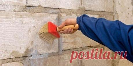 Для чего нужна грунтовка и можно ли на ней сэкономить на ремонте

На строительном рынке имеется большой выбор грунтовок. При этом стоимость настолько сильно отличается, что у простого человека возникает много вопросов. Зачем покупать дорогую грунтовку, если рядом на полке стоит похожая и дешевая? В каких случаях покупать универсальную грунтовку, а в каких грунтовку глубокого проникновения?