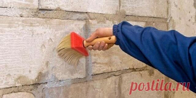 Для чего нужна грунтовка и можно ли на ней сэкономить на ремонте

На строительном рынке имеется большой выбор грунтовок. При этом стоимость настолько сильно отличается, что у простого человека возникает много вопросов. Зачем покупать дорогую грунтовку, если рядом на полке стоит похожая и дешевая? В каких случаях покупать универсальную грунтовку, а в каких грунтовку глубокого проникновения?