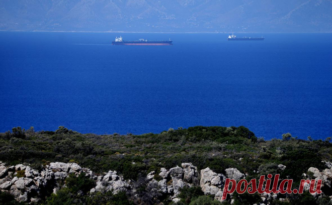 Reuters узнал, какая страна будет возить нефть России после санкций. Греческий флот продолжит транспортировать нефть из России, несмотря на принятый сегодня 18-й пакет санкций. Сегодня на долю греческих судов приходится до 20% от общего объема торговли, пишет Reuters
