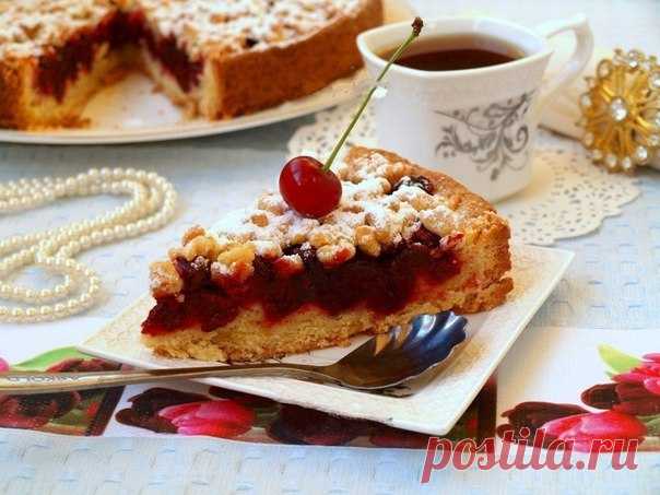 Рецепт песочного пирога с вишней.

Предлагаю вам ещё один рецепт вкусного пирога с вишней - в этот раз песочного. Этот пирог для любителей сочетания сладкого теста и кисленькой начинки. Вишня идеальна для такой выпечки, а если её хорошо обвалять в крахмале, чтобы пирог не потёк, то будет идеальным и разрез. Смотрится пирог безумно красиво! Замечательно подойдёт для домашнего чаепития! 
Показать полностью…