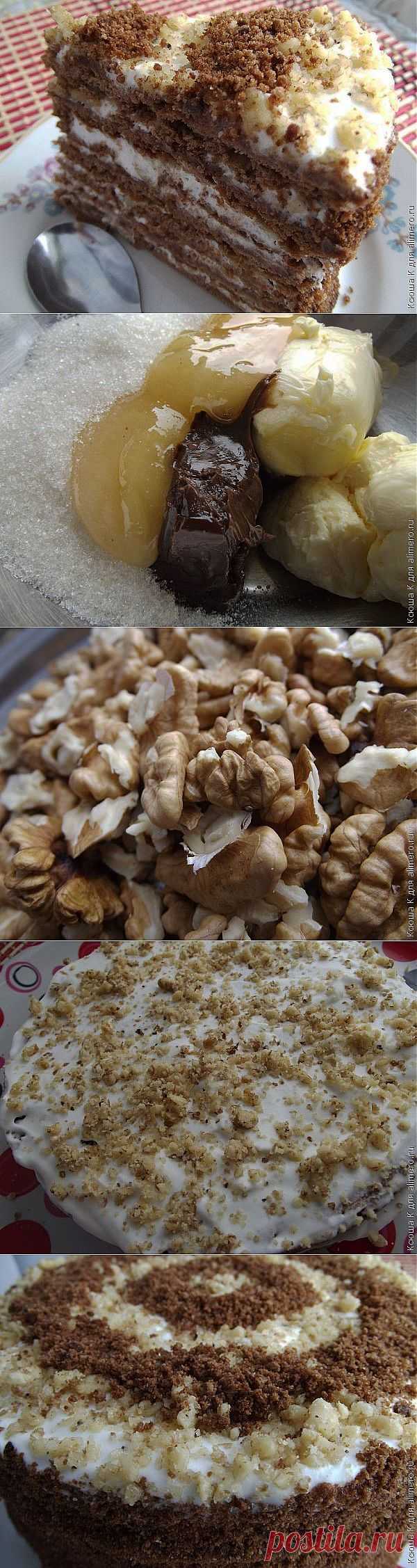 Шоколадный медовик со сметанным кремом и орехами / Рецепты с фото