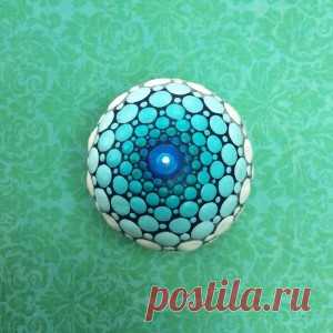 Морская галька, раскрашенная маленькими цветными точками