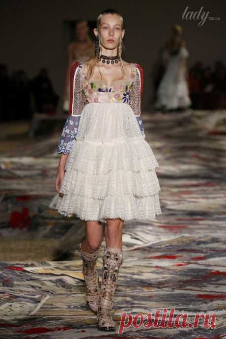 Бохо-шик и немного панка в коллекции Alexander McQueen весна 2017