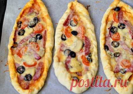 Пицца с салями, грибами и помидорами. 
Классический рецепт вкуснейшей пиццы с кусочками салями, консервированными грибами, чёрными оливками маслинами), сыром и помидорами черри. Ингредиенты Для теста: 500 гр. мука 250 мл. вода (теплая) 7 …