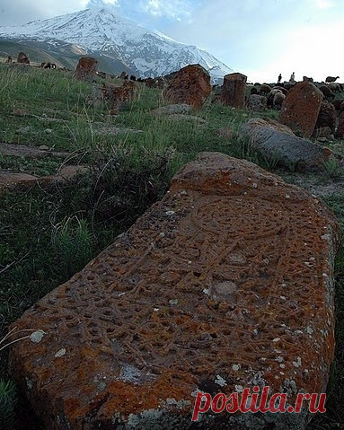 Ակոռի գյուղի խաչքարերը` Մեծ Հայքի Այրարատ նահանգի Մասյացոտն գավառում, Մեծ Մասիսի վիհի եզրին: