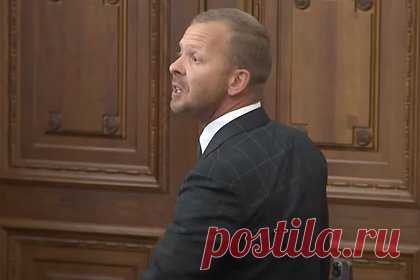 Защищавший русский язык депутат победил на выборах и лишился мандата