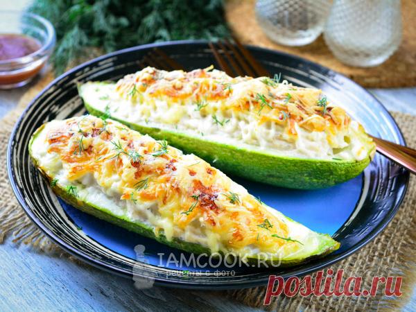 Лодочки из кабачков с куриным фаршем в духовке — рецепт с фото Пришло лето и пора кабачков! Самое время запекать в духовке вкусные лодочки с фаршем. За основу возьмите молодые кабачки, а для начинки понадобятся куриный фарш, немного лука, чеснока и сыра, чтобы получилась аппетитная корочка. Для сочности добавьте сметану - блюдо получится максимально вкусным, полезным и диетическим.