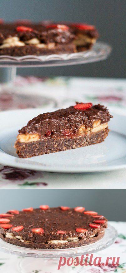 Приятного аппетита! Шоколадный торт без выпечки с бананами и клубникой