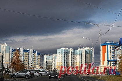 В российском городе жильцы обязали застройщика решить проблему с холодным жильем. В городе Муравленко (Ямало-Ненецкий автономный округ) застройщика обязали исправить ошибки, которые были допущены при строительстве дома, в который мэрия переселила жильцов из аварийных домов. В 2021 году жительнице одного из аварийных домов в российском городе вместе с семьей предоставили новое жилье.