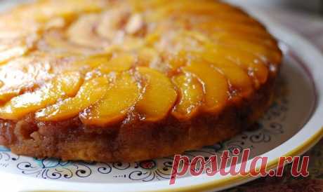 «Пирог-перевёртыш с персиками»

Автор варианта приготовления и фотография © Нина Фомина
Это не французский Тарт Татен, а несколько иной пирог-перевёртыш, который весьма популярен в США.
Сегодня познакомлю вас с пирогом-перевёртышем с персиками.
Готовить его очень просто: замесил тесто и вылил в форму на подготовленные персики. Вкус у пирога чудесный – сладкий, воздушный, немного карамельный. Насколько пирог сладкий зависит от качества сахара – он в разных странах несколько...