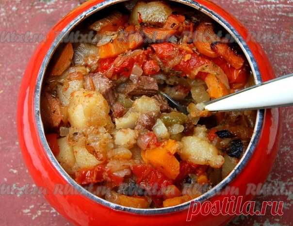 Жаркое по-домашнему в горшочке от tanya-latysheva

Очень аппетитным и вкусным получается жаркое по-домашнему, приготовленное в горшочке. Блюдо делает обед по-настоящему домашним, особенно когда вся семья садится за стол и достается горшочек с чудесным ароматным содержимым. Мясо можно брать любое, в данном случае использована говядина. Способов домашнего жаркого очень много, я выбрала способ, когда все составляющие предварительно обжариваются.
Для приготовления жаркого по-д...