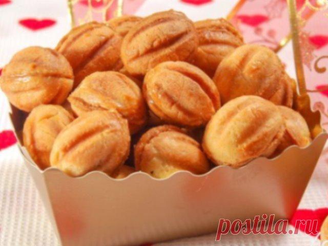 Тесто для песочных орешков, тех самых из детства! Ингредиенты:мука — 300 гр.сахар — 1 стакансливочное масло — 200 гр.яйца — 4 шт.ванильный сахар — 10 гр.сода — 0.5 ч. л.соль щепотка Приготовление:1.