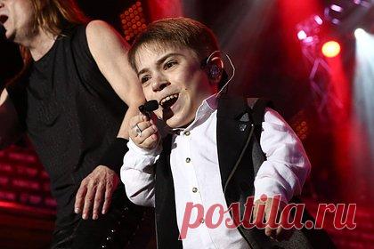 Раскрыта судьба победителей шоу «Голос. Дети». Российский певец Данил Плужников после победы в вокальном шоу «Голос. Дети» перенес несколько операций по коррекции конечностей, а другая финалистка передачи Сабина Мустаева поступила в лицей в Польше. О судьбе исполнителей, одержавших победу на телепроекте, стало известно журналистам.