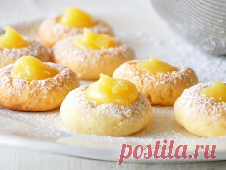 Печенье с лимонным курдом Домашнее печенье с лимонным кремом (lemon curd) готовим своими руками, выпекаем по-домашнему - вкусно, быстро и просто. Печенье с лимонным кремом - это самое вкусное, хрустящее, тающее во рту печенье с начинкой гладкого, шелковистого, сладкого лимонного крема.Это печенье с лимонным курдом - нежное,