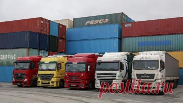 Фуры везут инфляцию: товары в России подорожают в 2026 году из-за перевозок. Число экспедиторских компаний в России в 2026 году сократится на 10–20% из-за роста налоговой нагрузки и обязанности проводить досмотр грузов с рентгеновскими аппаратами и собаками. Тарифы на грузоперевозки в связи с этим значительно вырастут, считают опрошенные &quot;Газетой.Ru&quot; участники отрасли. По прогнозам экономистов, это приведет к росту цен на товары широкого потребления, прежде всего импортные.