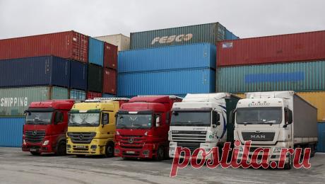 Фуры везут инфляцию: товары в России подорожают в 2026 году из-за перевозок. Число экспедиторских компаний в России в 2026 году сократится на 10–20% из-за роста налоговой нагрузки и обязанности проводить досмотр грузов с рентгеновскими аппаратами и собаками. Тарифы на грузоперевозки в связи с этим значительно вырастут, считают опрошенные &quot;Газетой.Ru&quot; участники отрасли. По прогнозам экономистов, это приведет к росту цен на товары широкого потребления, прежде всего импортные.