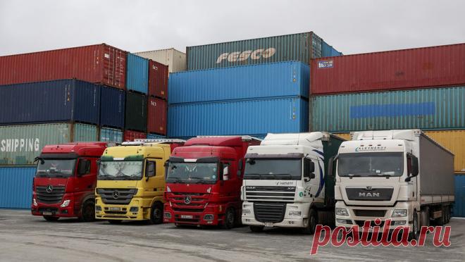 Фуры везут инфляцию: товары в России подорожают в 2026 году из-за перевозок. Число экспедиторских компаний в России в 2026 году сократится на 10–20% из-за роста налоговой нагрузки и обязанности проводить досмотр грузов с рентгеновскими аппаратами и собаками. Тарифы на грузоперевозки в связи с этим значительно вырастут, считают опрошенные "Газетой.Ru" участники отрасли. По прогнозам экономистов, это приведет к росту цен на товары широкого потребления, прежде всего импортные.