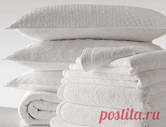 Как просто отбелить белые вещи
Рецепт от бабушки 

1. В ведро с горячей водой добавьте несколько кристалликов марганцовки (вода должна стать чуть розоватой) и примерно 200 грамм стирального порошка. Положите выстиранную одежду, перемешайте и накройте ведро. Подождите пока вода остынет до комнатной температуры и как следует прополощите вещи.
Показать полностью… 

2. Белые вещи можно отбелить с помощью перекиси водорода. На два литра теплой воды добавьте чайную ложку 3% пере...