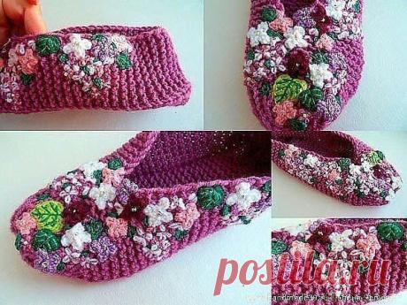 Роскошные вышитые тапочки Роскошные вышитые тапочкиБыстро свяжем домашние тапочки и украсим их яркой летней вышивкой.Тапочки-следки, связанные спицами. Очень быстрый и простой вариант, доступен самой неопытной мастерице. Тапочки украшены цветочками, связанными крючком, и фантазийной вышивкой шерстью. Вышивка...