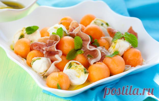 Салат из дыни с моцареллой и ветчиной - кулинарный пошаговый рецепт с фото на KitchenMag.ru