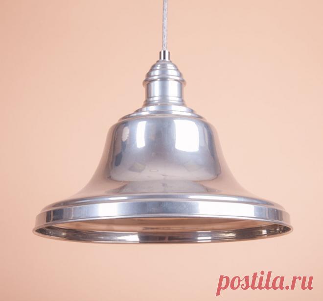 Алюминиевый плафон в порошковой покраске под «хром». Удивительно качественная покраска максимально близкая к зеркальному покрытию хром.  Данный плафон может быть покрашен в любой цвет по RAL.
Оригинально смотрятся подобранные в тон провода, возможно в других цветах, ярких и броских, обращающих на себя внимание.
Высота 250 мм, диаметр 330 мм
В комплект входит: декоративный алюминиевый плафон, пластиковый электрический патрон E27, черный тканевый провод 1 м, потолочная чашка.