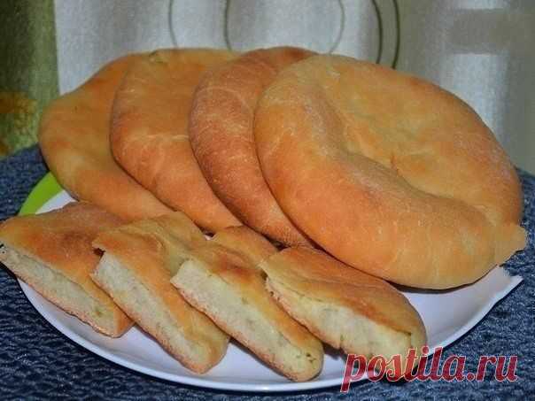 Пироги с картошкой и луком

Ингредиенты:

1 стакан теплого кефира,
2 столовые ложки растительного масла,
1 столовая ложка сахара,
1 чайная ложка соли,
1 чайная ложка сухих дрожжей,
400 грамм муки.

Приготовление:

Замесить тесто, поставить в теплое место на 1.5 часа, обмять, дать еще раз подняться, разделить на 5 частей.

Начинка: 300 грамм картофельного пюре не жидкого, жареный лук, зеленый лук,соль, перец.

Каждую часть теста размять не тонко, класть начинку, защипнуть в...