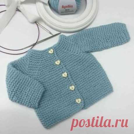 Patrón y tutorial de chaqueta de punto para bebé paso a paso Dado el éxito de nuestra chaqueta para bebé, decidimos actualizar el patrón explicando paso a paso y con video tutoriales en aguja circular y rectas