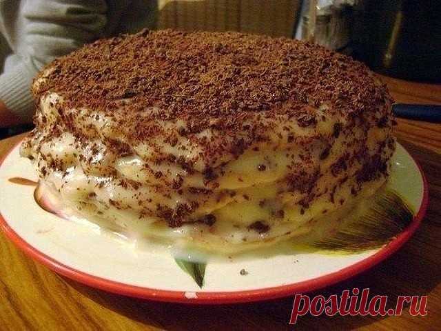 Домашний торт с заварным кремом

Для коржей:

3 ст. муки;
1 банка сгущенки;
1 яйцо;
1 ч. л. соды (погасить уксусом).

Для крема:

750 г молока;
200 г сливочного масла;
1.5 ст. сахара;
2 яйца;
3-4 ст. л. муки
1 пакетик ванилина

Делаем тесто для торта, смешивая все ингредиенты (мука, сгущенное молоко, яйцо, сода). Тесто делим на 8 кусков, можно и больше, чтобы коржи не получились толстыми и хорошо пропитались кремом.

Раскатываем один кусочек диаметром больше сковороды и вы...